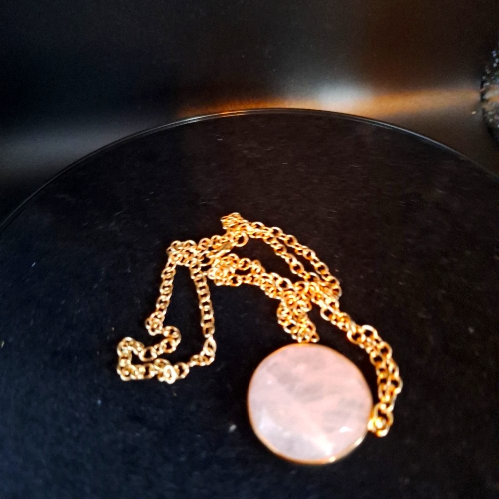 Chic Gold Necklace with Rose Quartz Pendant